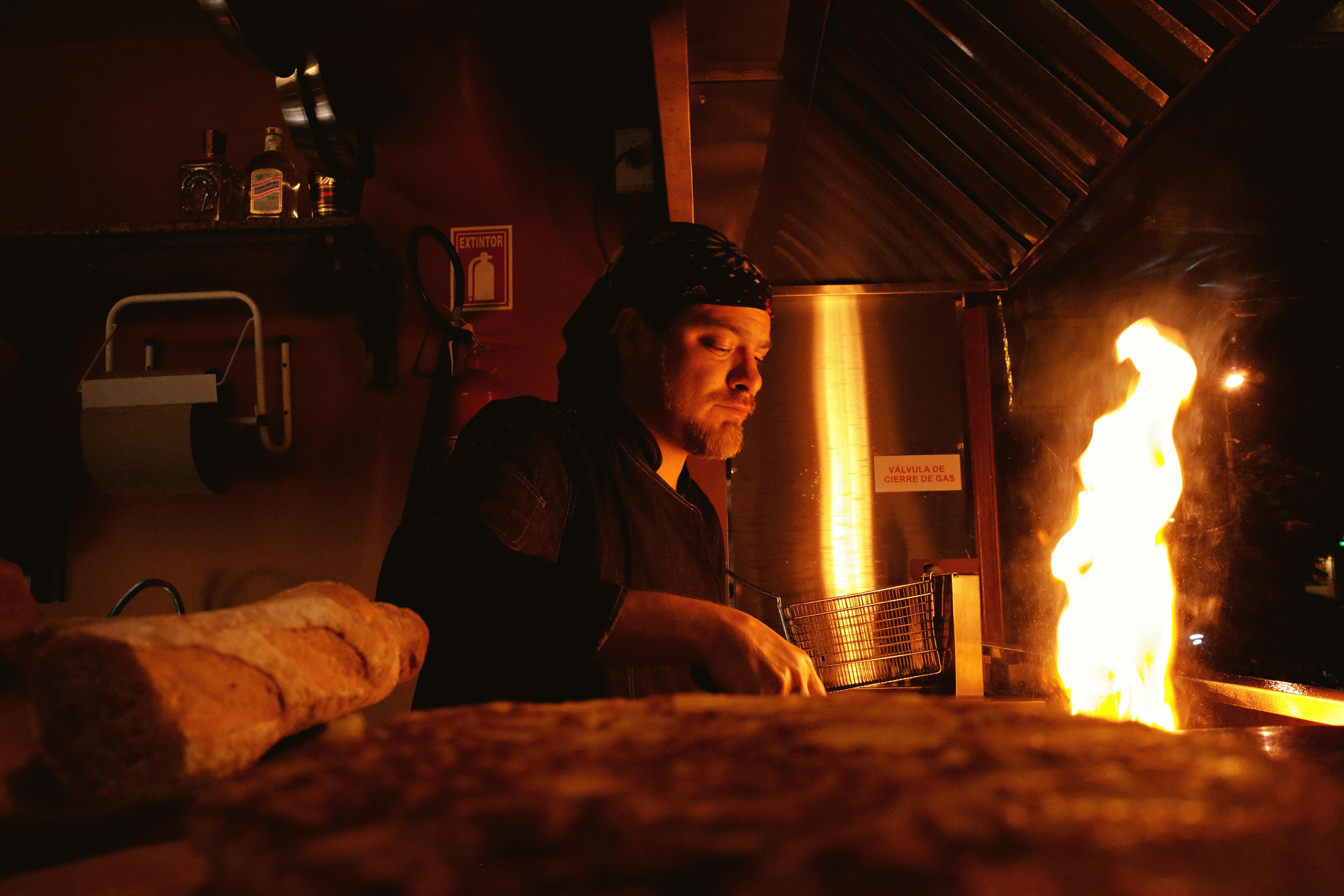 Cocinero en cocina profesional